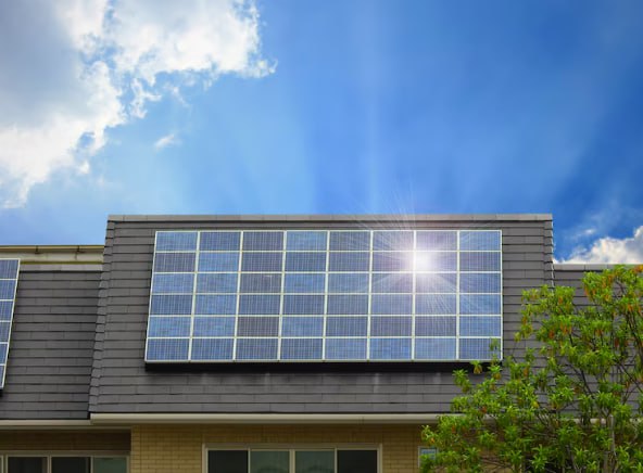 Сонячні панелі на даху: особливості та переваги